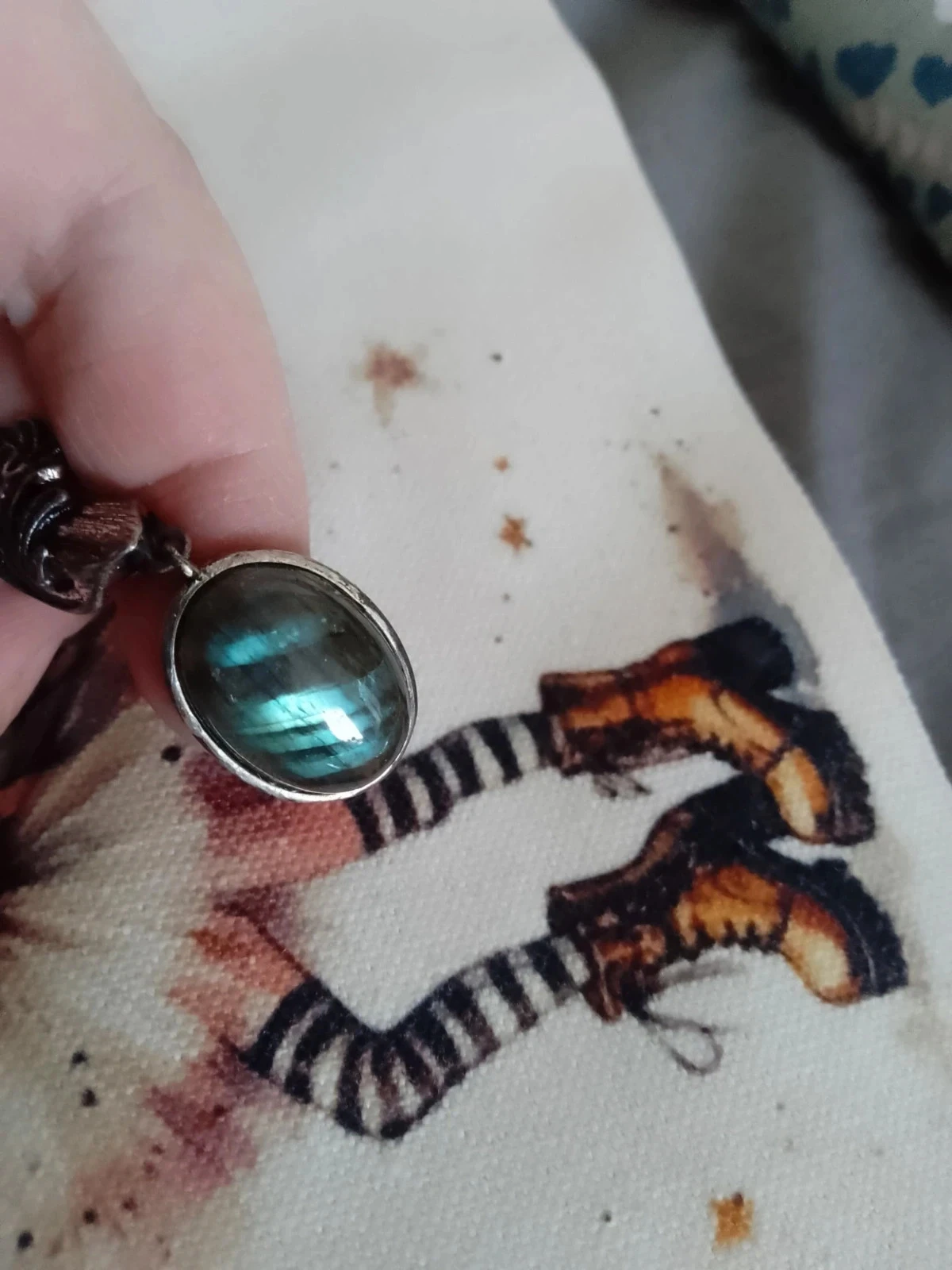 Collier main tête de mort argenté pierre de labradorite – photo 9